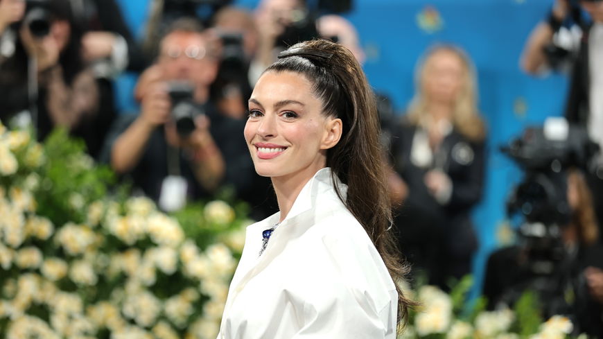 Anne Hathaway liebt diese Gesichtscreme für glattere Haut