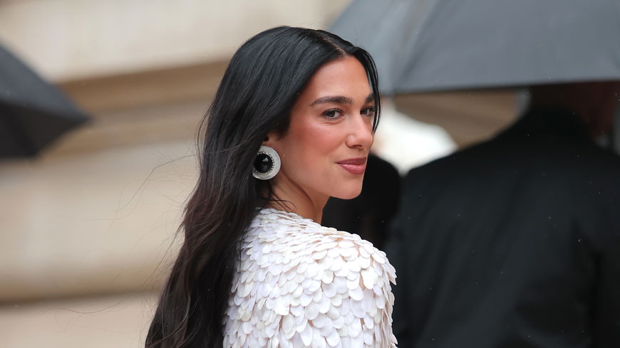 Trend-Alarm! Dua Lipa setzt im Sommer 2025 auf diese überraschende Mascara-Farbe