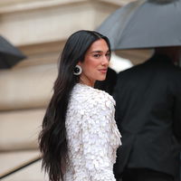Trend-Alarm! Dua Lipa setzt im Sommer 2025 auf diese überraschende Mascara-Farbe