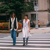 So genial! Diese eine Farbe lässt jeden Jeans-Trend elegant und teuer aussehen