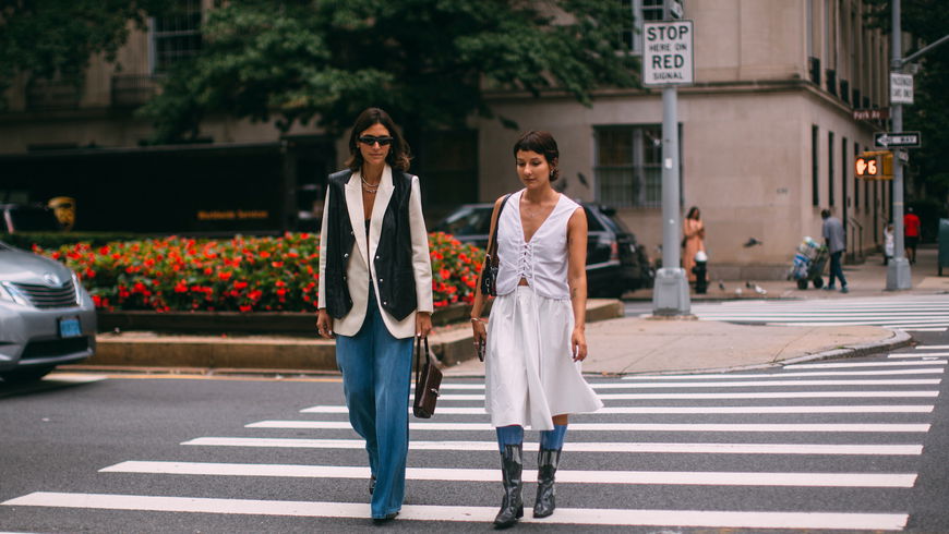 So genial! Diese eine Farbe lässt jeden Jeans-Trend elegant und teuer aussehen