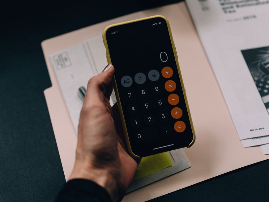 Eine Frau hält ein Handy in der Hand