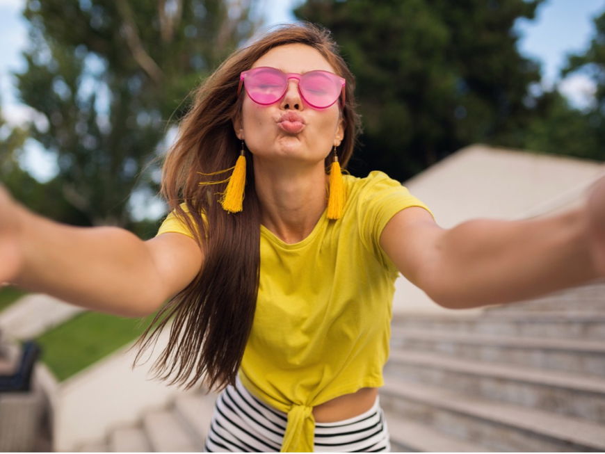 Eine Frau macht ein Selfie