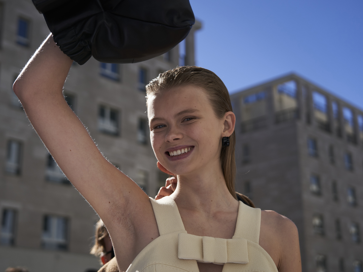 Model in der Sonne