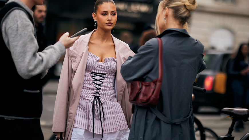 So kannst du ein Minikleid angesagt kombinieren – die schönsten Looks