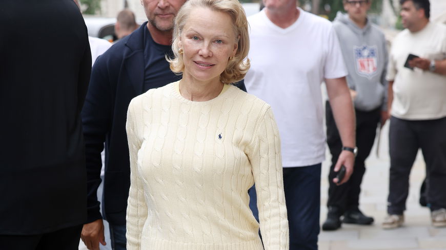 Pamela Anderson zeigt Frauen ab 50, welche die beste Rock-Sneaker-Kombi 2025 ist
