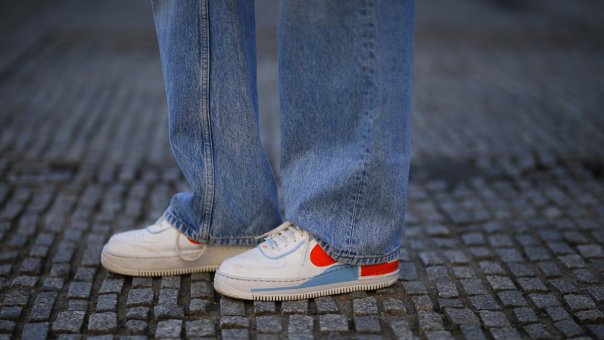 Diese 3 Sneaker passen am besten zu Flared Jeans