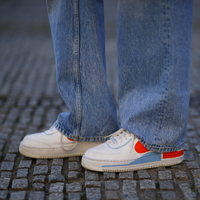 Diese 3 Sneaker passen am besten zu Flared Jeans