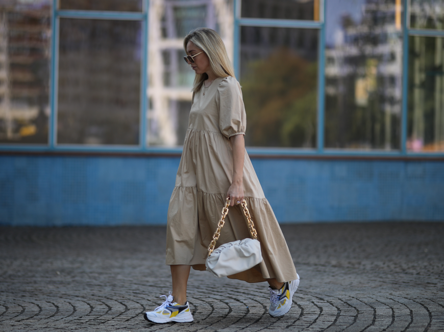 Sonia Lyson in einem Kleid in Beige
