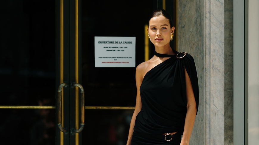 Tops mit diesem Detail sind der alltagstauglichste Runway-Trend 2025