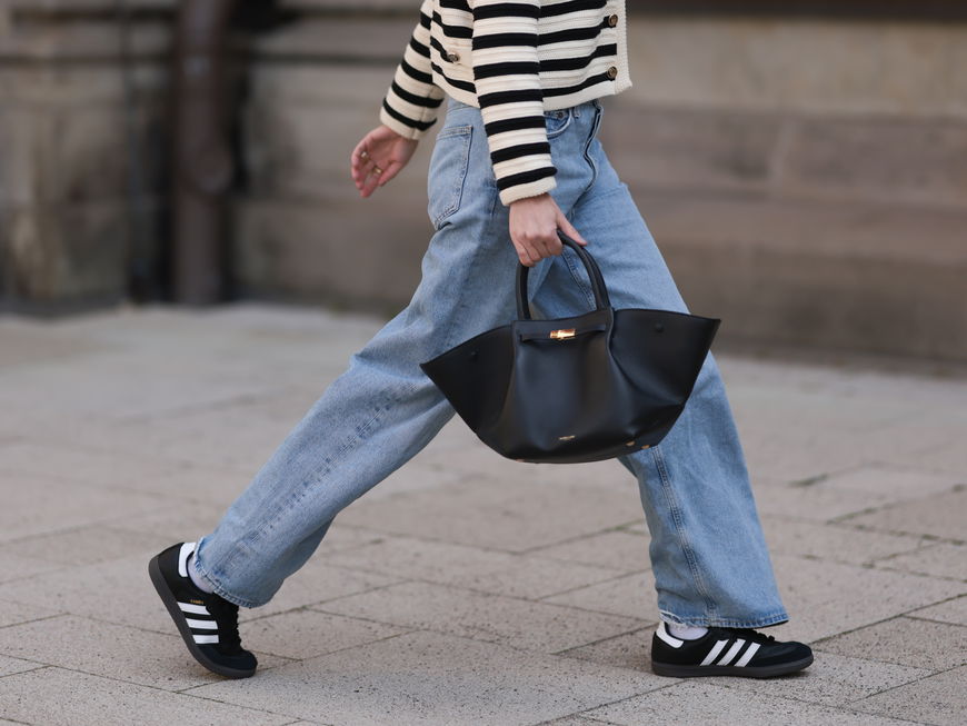 Frau in schwarzen Sneakern