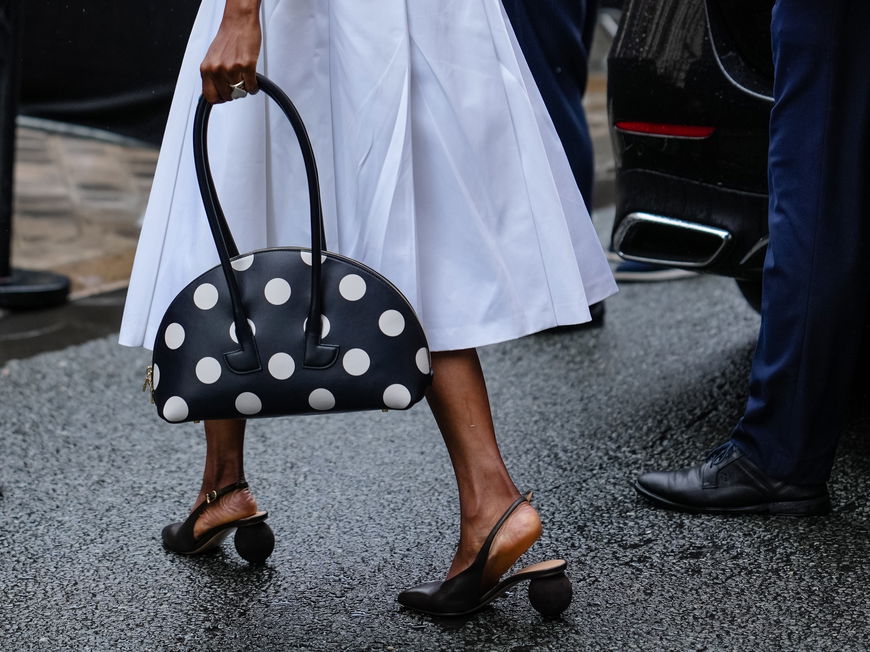 Weißer Rock mit Slingbacks