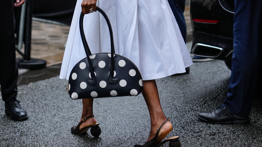 Weißer Rock und Slingback-Ballerinas sind die edelste Formel für den Sommer 2026
