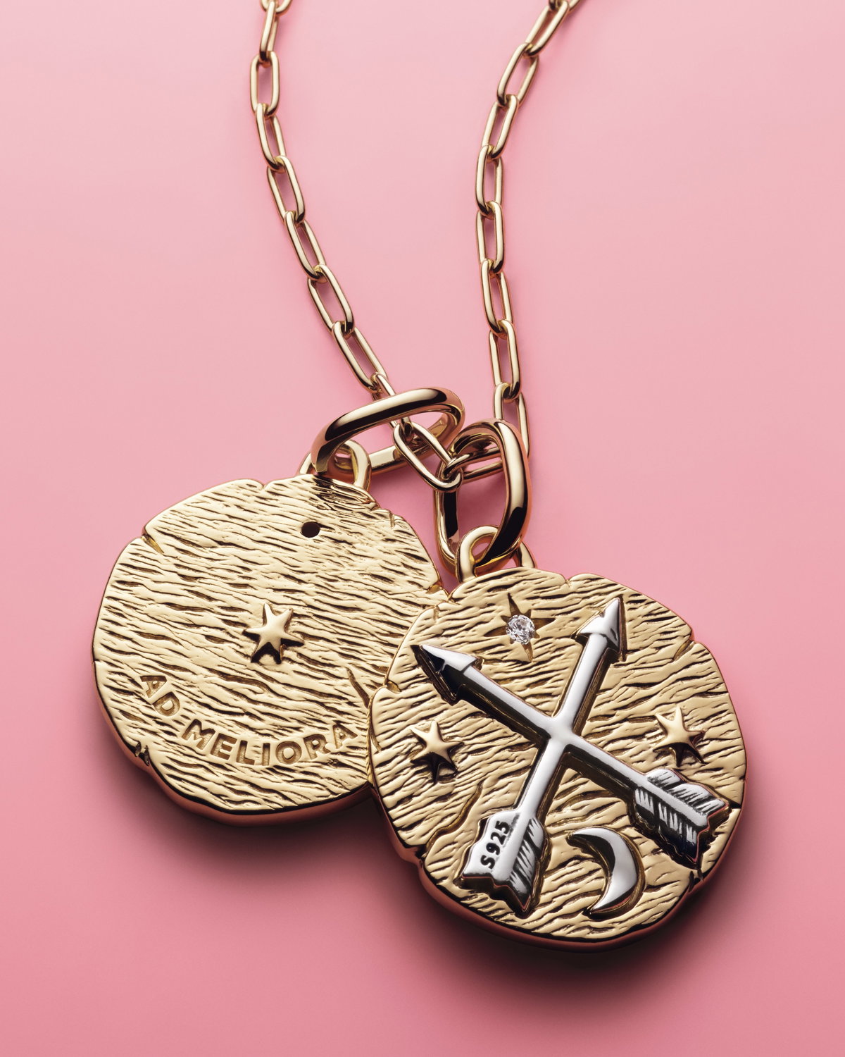 „Ad Meliora“ („Hin zu besseren Dingen“) steht auf dem Charm „Crossing Arrows“. Die gekreuzten Pfeile stehen für eine Reise bzw. zwei Wege, die sich treffen – vielleicht ein Symbol für eine neue Freundschaft?