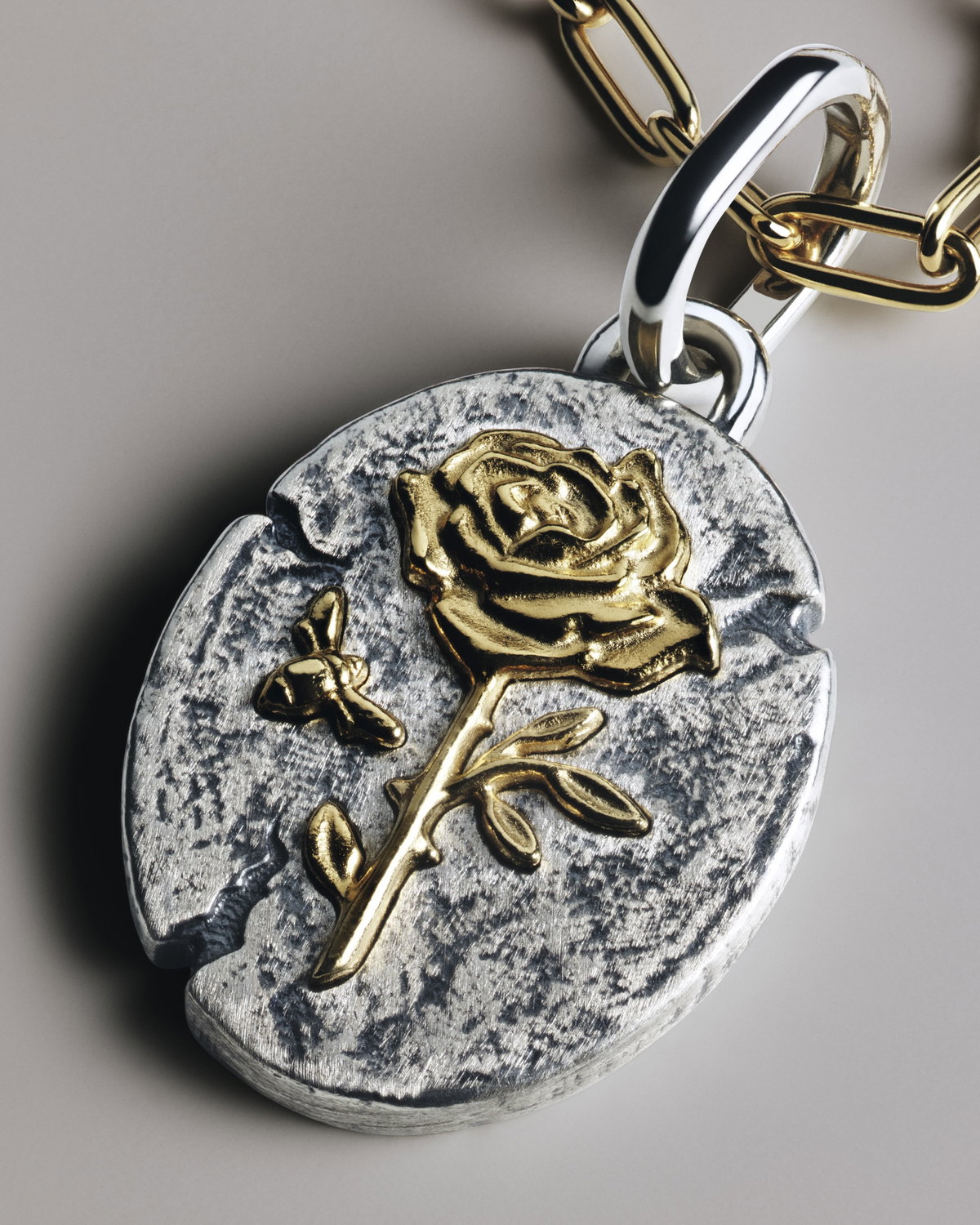 „Rosa Inter Spinas Crescit“ („Die Rose blüht unter Dornen“) – stellvertretend für Liebe in ihrer reinsten Form, Stärke und Durchhaltevermögen.
