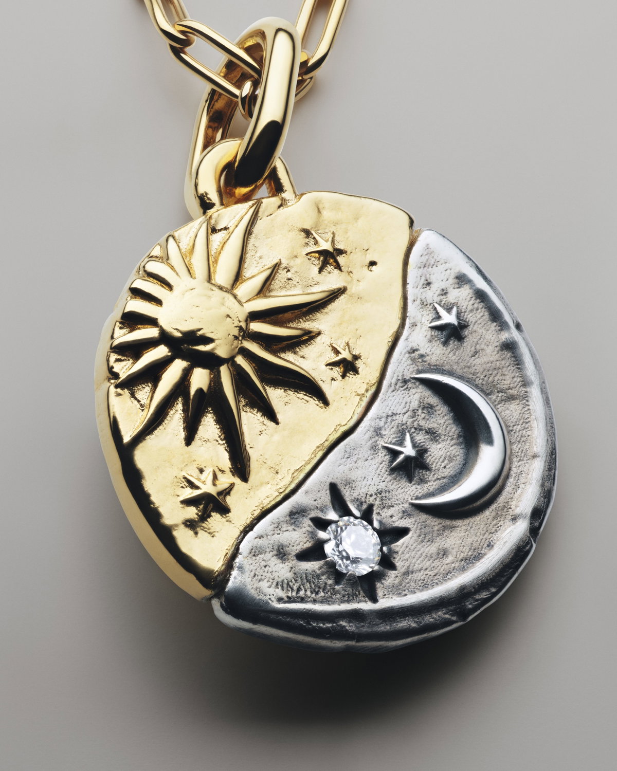 Alles ist Balance – daran soll der Charm „Sun & Moon“ mit der Inschrift „Per Aspera Ad Astra“ („Durch Herausforderungen zu den Sternen“) erinnern.