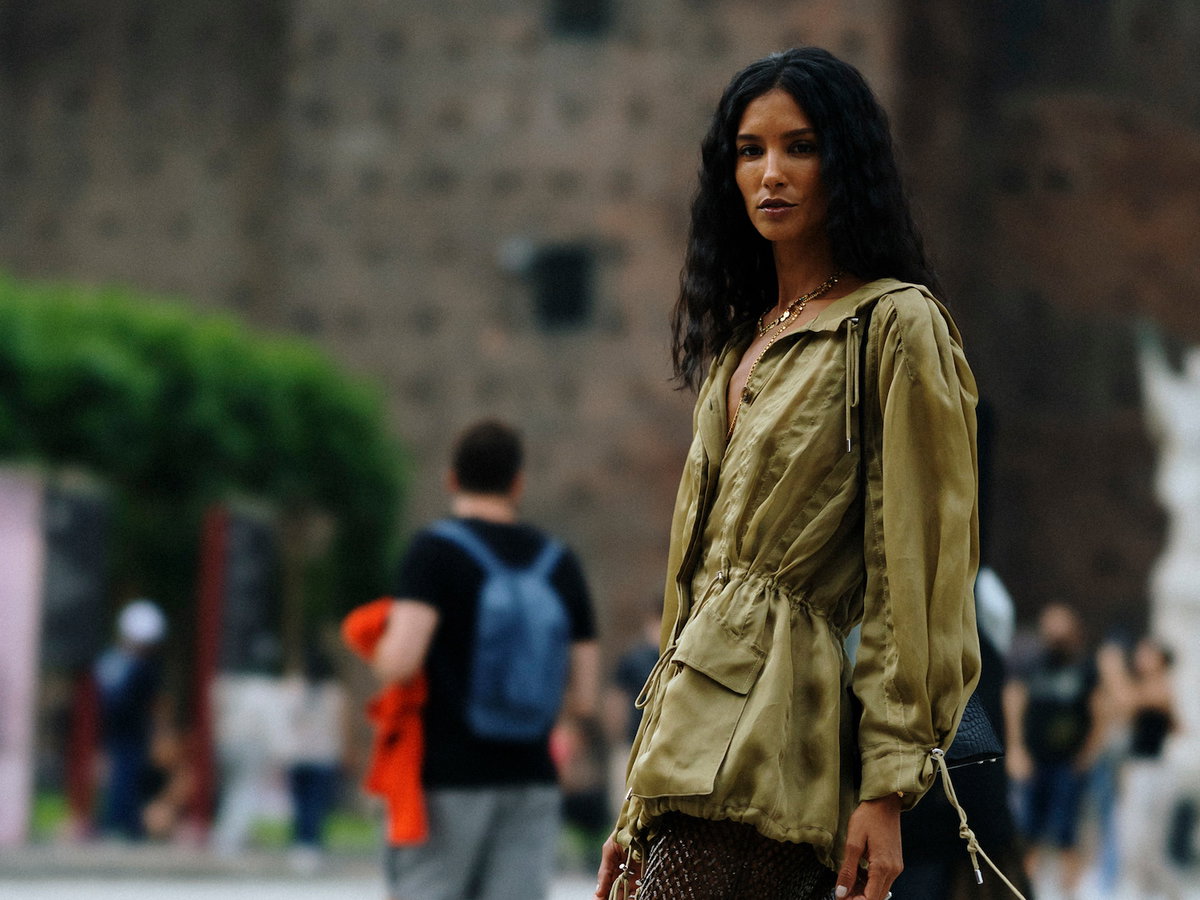 Frau in Parka Streetstyle