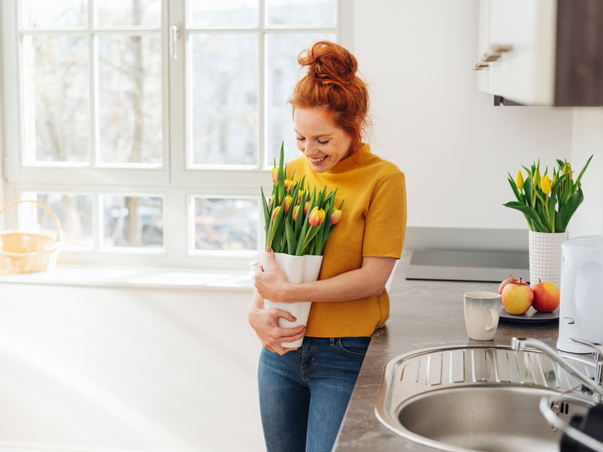 Eine Frau hält Tulpen in der Hand