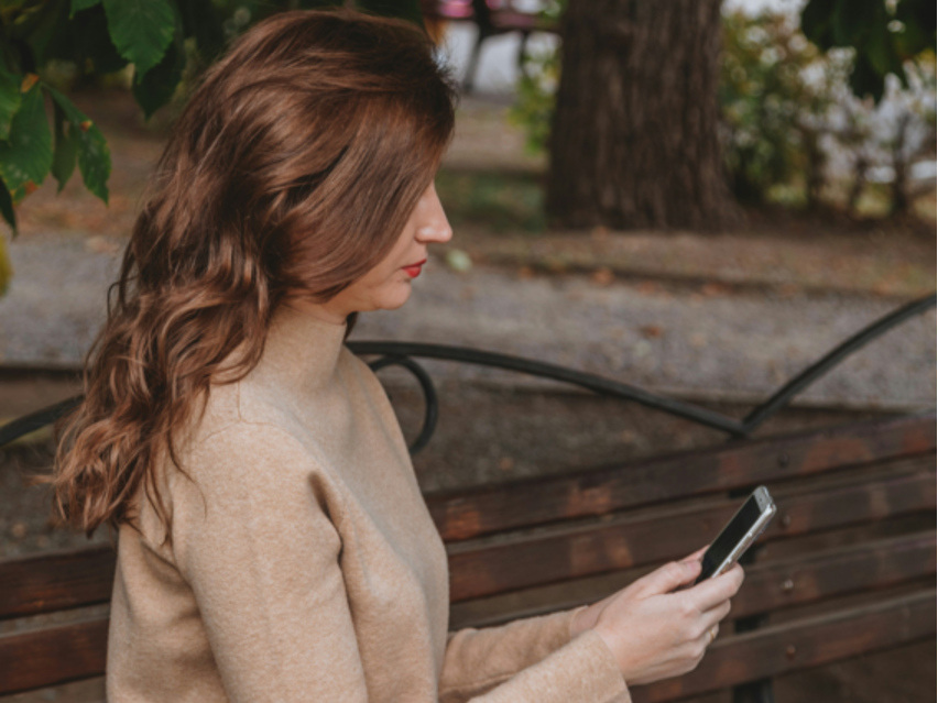Eine Frau schaut auf ihr Handy