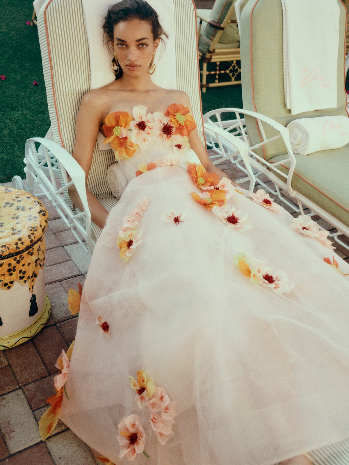 Frau im Blumenkleid