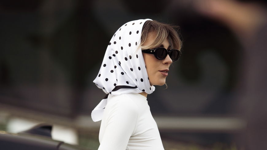 Kein Accessoire vereint die größten Sommer-Trends 2026 so gekonnt wie Polka Dot Bandanas
