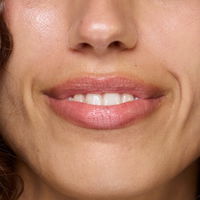 Ich habe den viralen Prada Lip Balm in "Banana Yellow" getestet – und das kann er wirklich