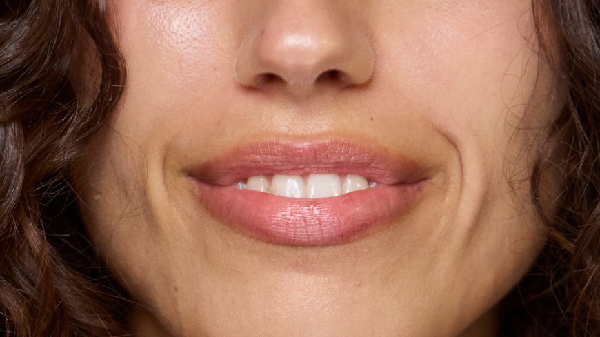 Ich habe den viralen Prada Lip Balm in "Banana Yellow" getestet – und das kann er wirklich