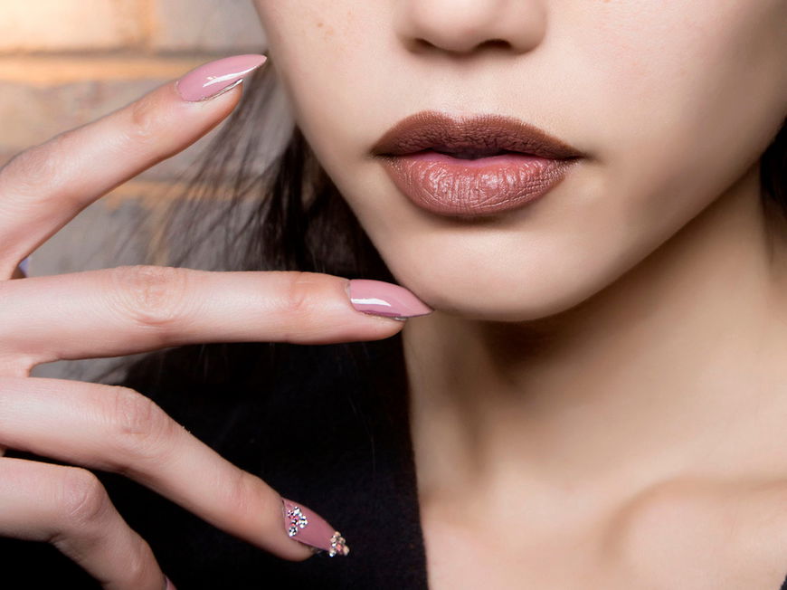 Mocha + Rosé = "Rosé Mocha Nails"! Diese Maniküre ist perfekt für den Spätsommer.
