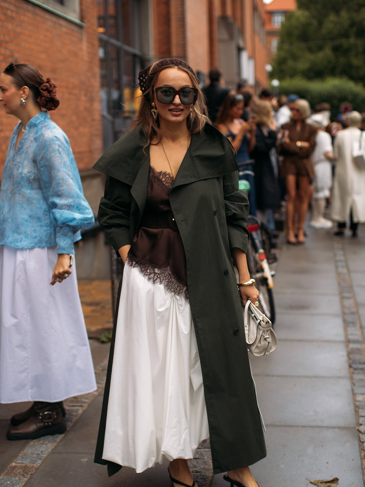 Spitzentop und Trenchcoat Streetstyle