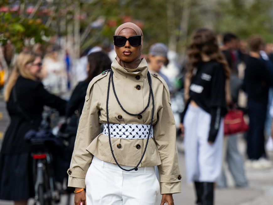Funnel-Neck-Jacke gestylt