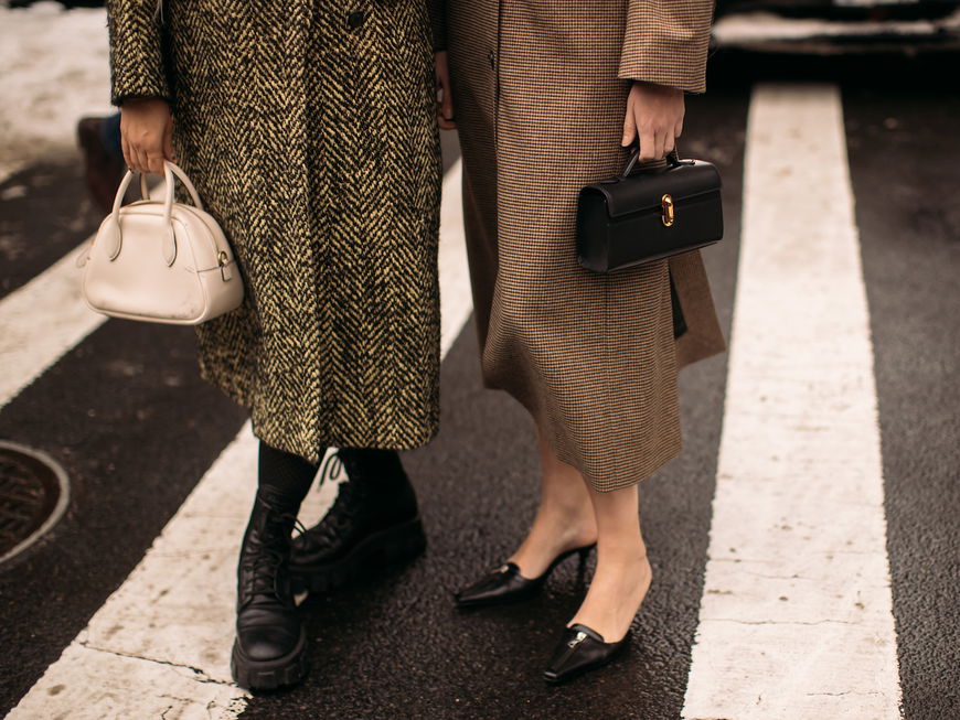 Zwei Frauen mit Taschen in der Hand