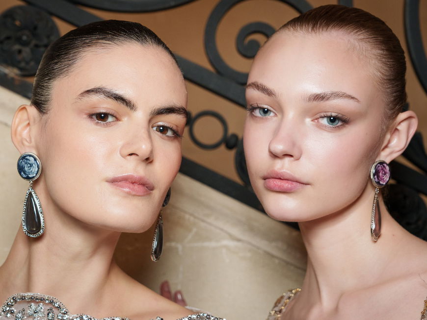 Zwei Models mit reiner Haut
