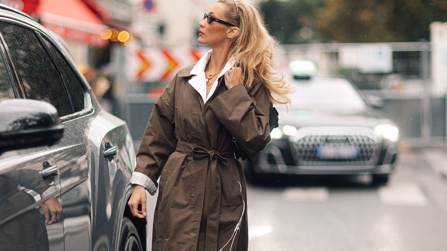 Mode-Trends 2025: Bella Hadid trägt den elegantesten Mango-Trenchcoat