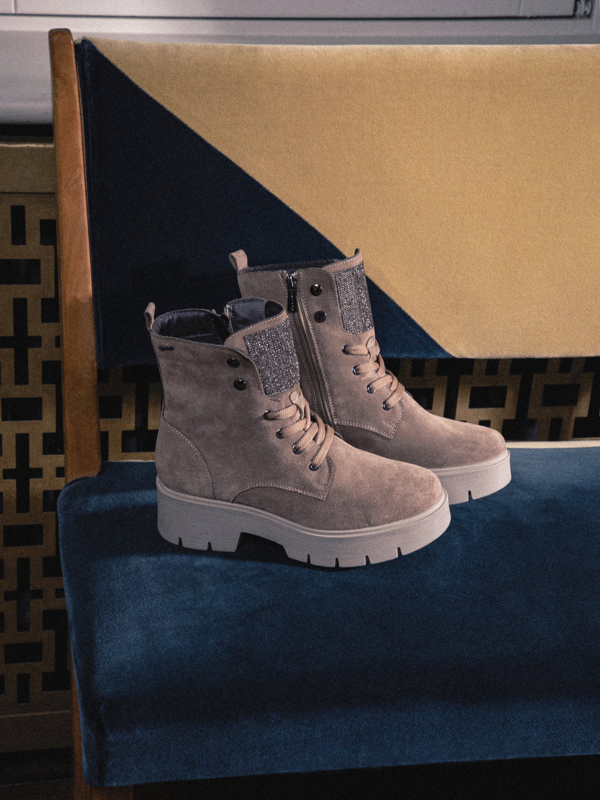Edgy und elegant zugleich – Stiefeletten mit raffinierten Details sind die neuen Fashion-Statements für den Herbst