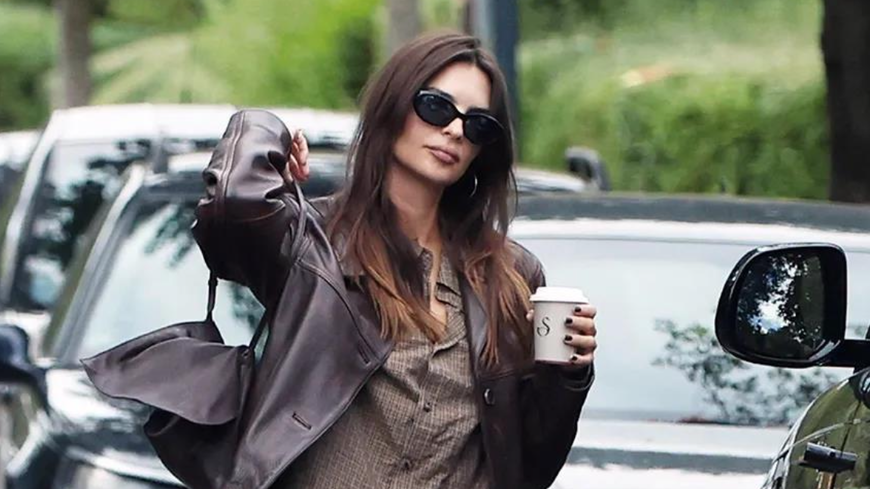 Wir lieben im Herbst 2025 Micro Uggs! Emily Ratajkowski trägt sie schon
