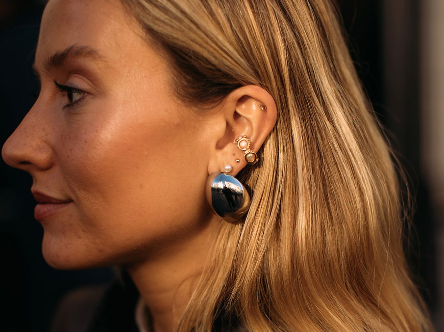 Frau mit Ohrschmuck
