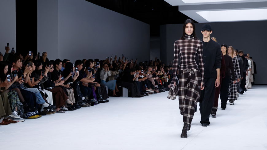 Aus New York! Die neue Cos-Kollektion für den Herbst 2025 ist Luxus pur – 3 Mode-Trends