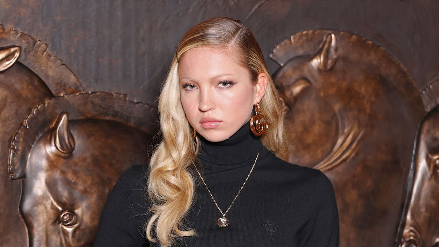 Die "Front-Row"-Frisur von Lila Moss bei Gucci setzt einen nostalgischen Trend