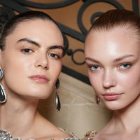 Als Moderedakteurin schwöre ich im Herbst 2025 auf Mascara in dieser Trendfarbe