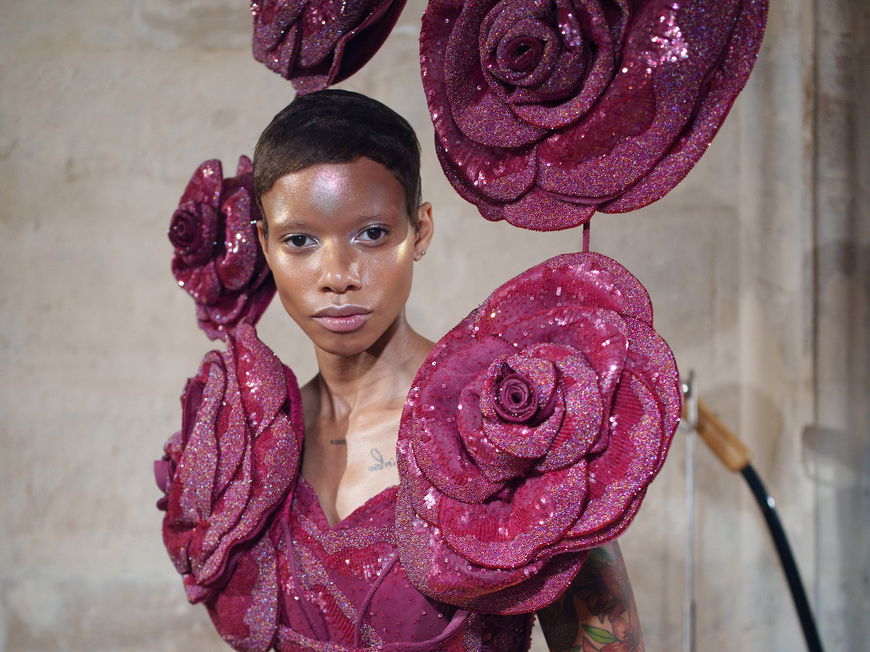 Model in Kleid mit floralen Details