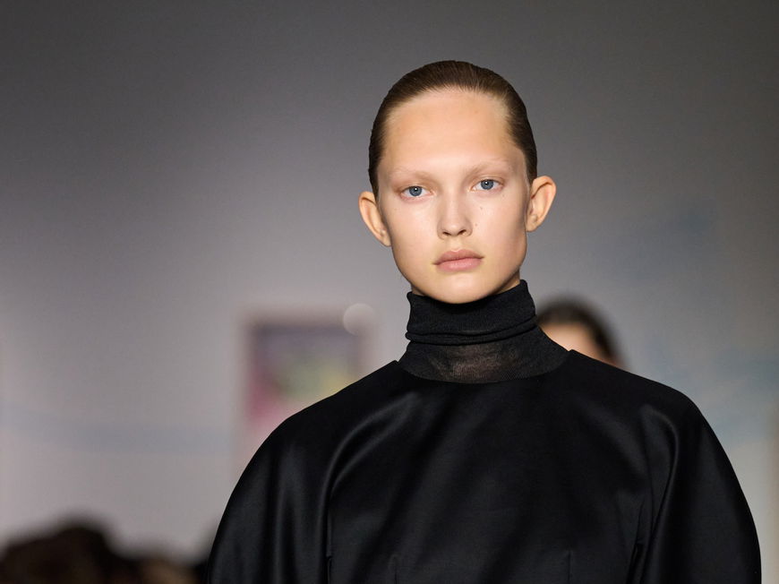 Model mit Lippenstift in Rosenholz