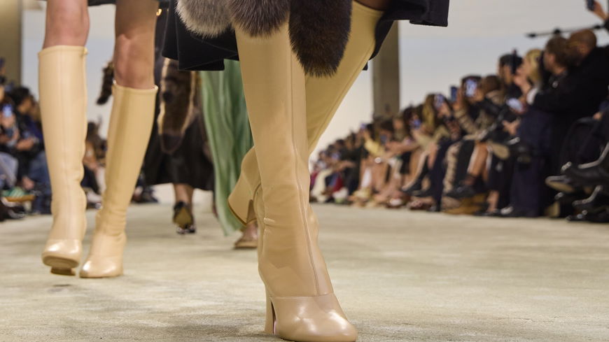 Skinny Stiefel sind im Herbst 2025 der Dresscode – laut Runway