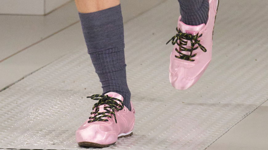 Statt Gelb: Laut Onitsuka Tiger in Mailand tragen wir Sneaker in dieser Trendfarbe