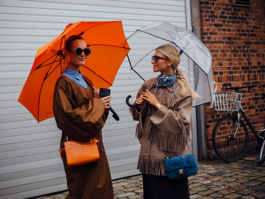 Zwei stylische Frauen