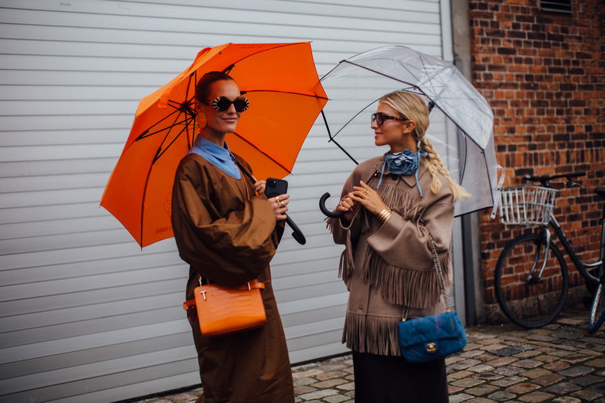 Zwei stylische Frauen