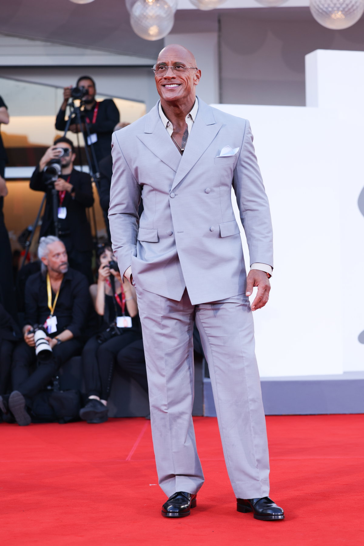 Einen stilsicheren Auftritt im Doppelreiher bekamen wir anlässlich der Premiere von "The Smashing Machine" vom Schauspieler Dwayne Johnson geboten.