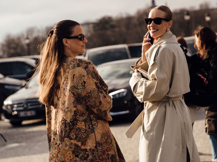 Zwei Frauen im Herbst-Look