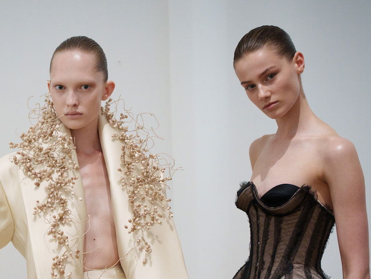 Zwei Models mit reiner Haut