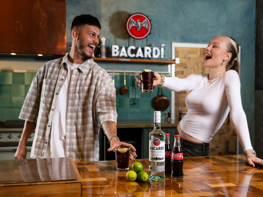 Auf echte Begegnungen: Cheyenne und Nino stoßen mit BACARDÍ & Coke® auf unvergessliche Momente an