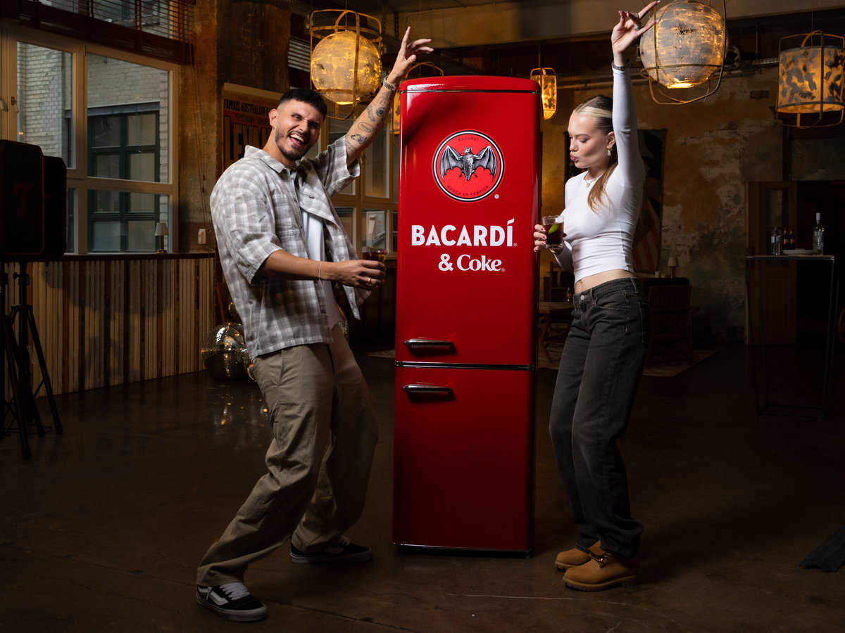 Cheyenne und Nino feiern die BACARDÍ Mi Casa Hausparty. Der Retro-Kühlschrank fängt die ungefilterten Momente ein
